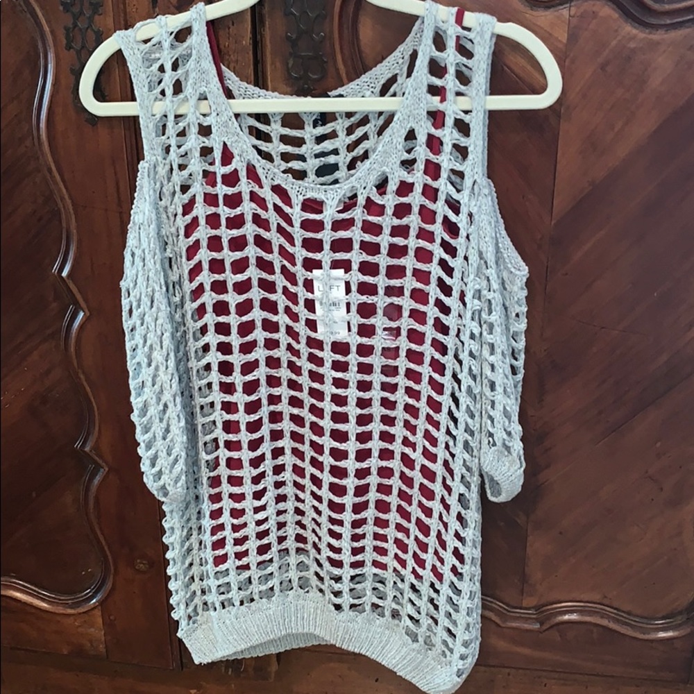 🥰 2 pc Grey cold shoulder sweater/ crimson tank top perfect for game day!
